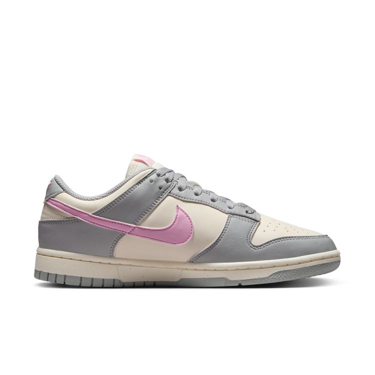 【セール30%OFF】NIKE SU25 NIKE WMNS DUNK LOW NEXT NATURE ライトスモークグレー/ピンクライズ-ペールアイボリー DD1873-002