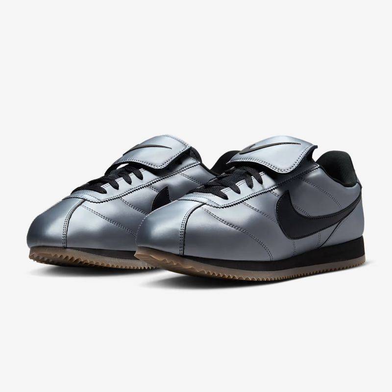 NIKE FA25 NIKE CORTEZ SE メタリッククールグレー/ブラック-ガムダークブラウン HQ3490-099