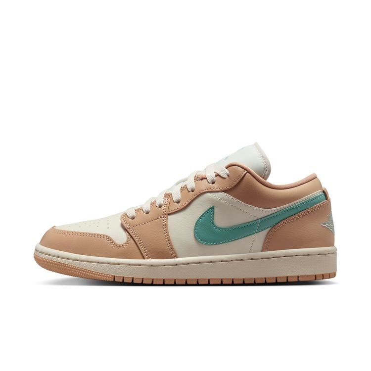 JORDAN BRAND FA25 WMNS AIR JORDAN 1 LOW ライトオールウッドブラン/キャノン‐ヘンプ DC0774-130