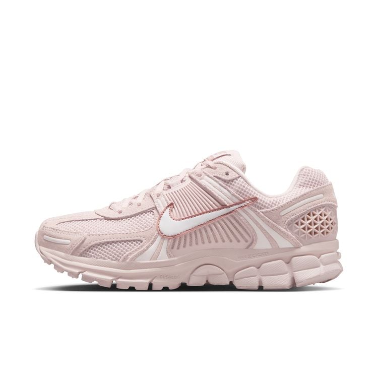 NIKE HO25 NIKE WMNS ZOOM VOMERO 5 シルトレッド/ヴァストグレーレッド-スターダスト HQ0458-600