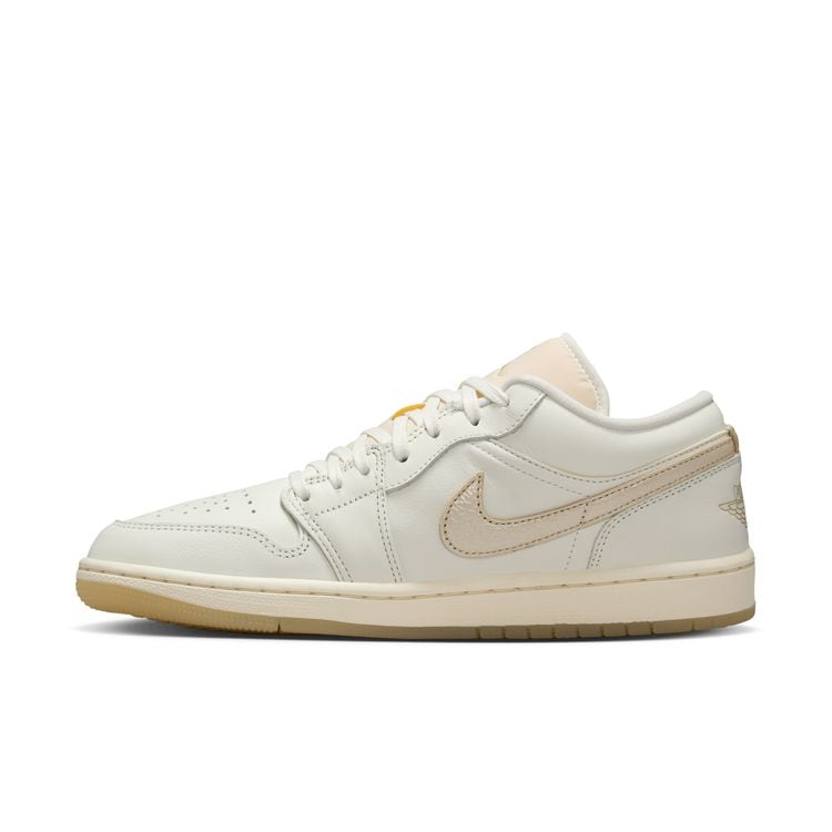 JORDAN BRAND HO25 WMNS AIR JORDAN 1 LOW SE セイル/チーム ゴールド-ペールアイボリー HV5157-100