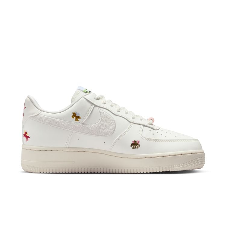 NIKE SP26 NIKE WMNS AIR FORCE 1 '07 セイル/ファントム-ファントム-チームクリムゾン IQ1143-100