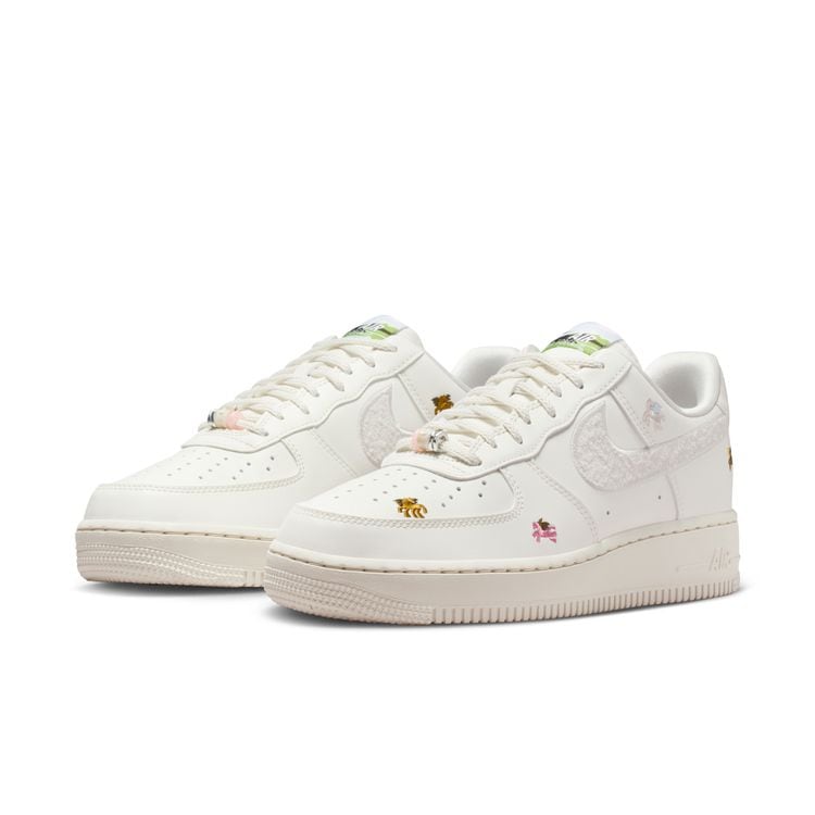 NIKE SP26 NIKE WMNS AIR FORCE 1 '07 セイル/ファントム-ファントム-チームクリムゾン IQ1143-100