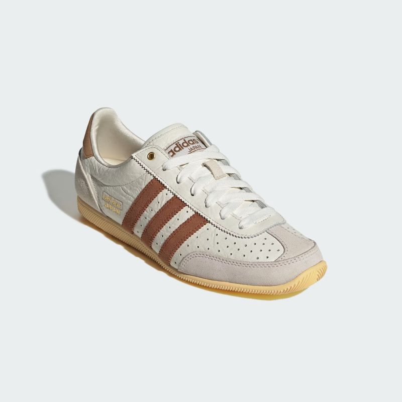 adidas 26Q1 JAPAN W オフホワイト/ダスキーブロンズ/ブラウンデザート IH1600