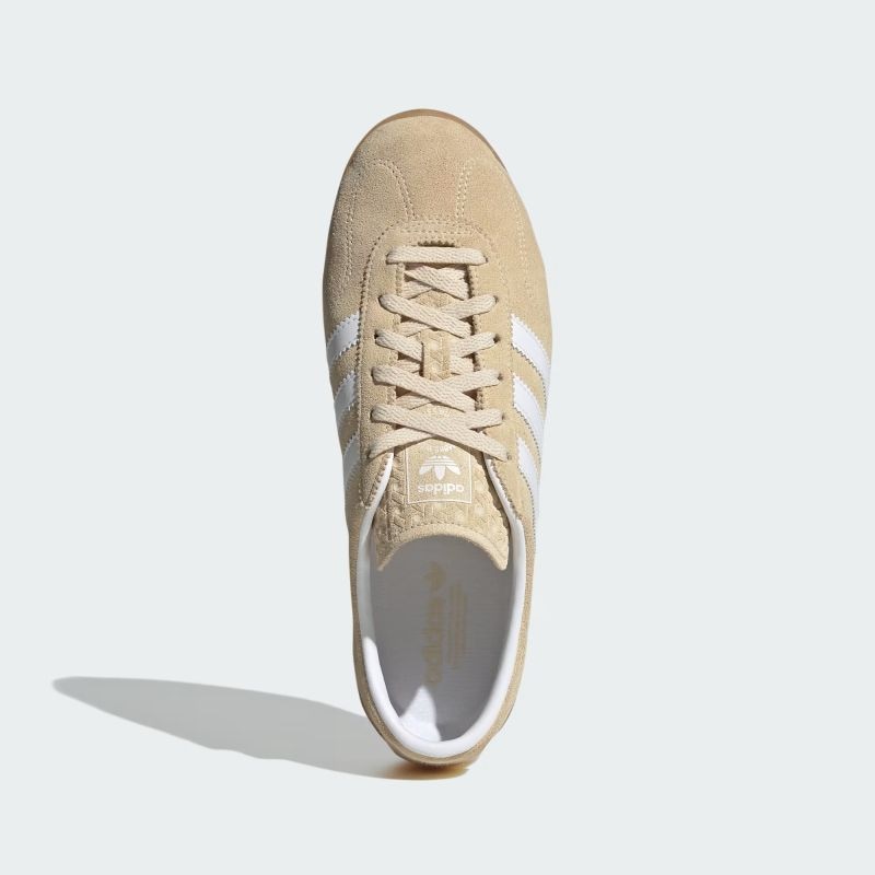 adidas 26Q1 GAZELLE LO PRO W サンドストレータ/フットウェアホワイト/ガム JR8889
