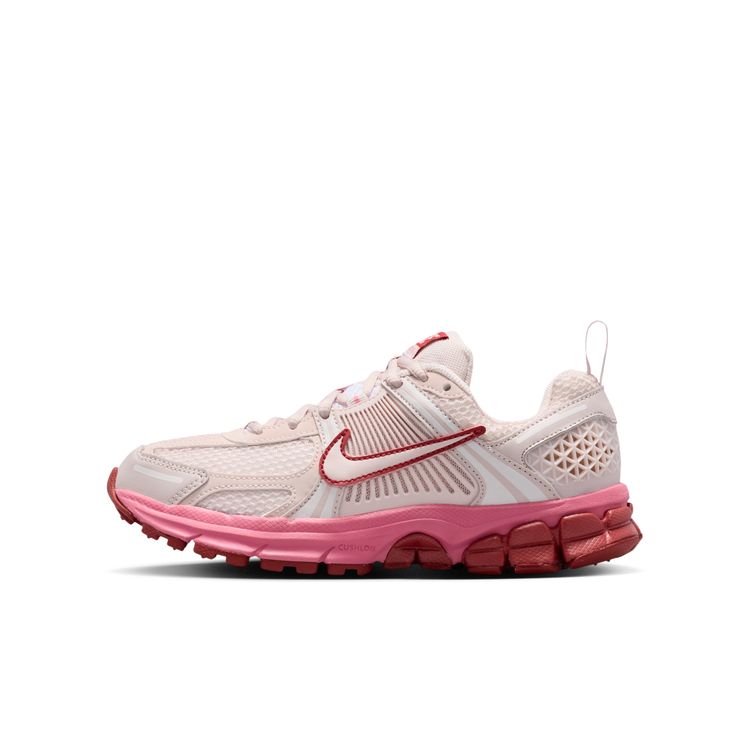 NIKE SP26 NIKE VOMERO 5 GS シルトレッド/シルトレッド-ピオニー-チームクリムゾン HF6998-601