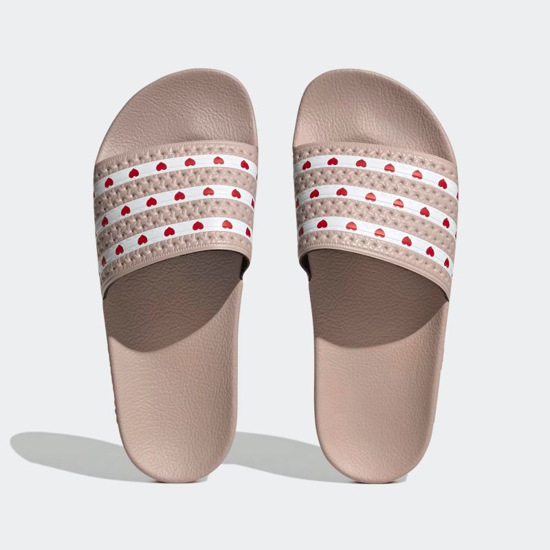 adidas 26Q1 adidas ADILETTE W ワンダークォーツ/コアホワイト/ベタースカレット IG7612