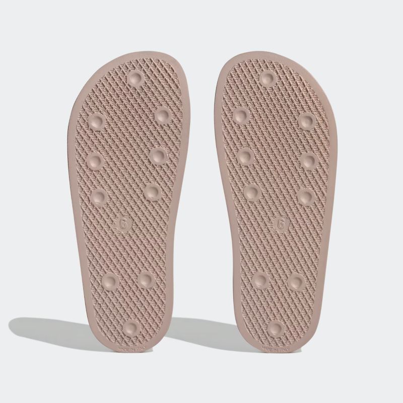 adidas 26Q1 adidas ADILETTE W ワンダークォーツ/コアホワイト/ベタースカレット IG7612