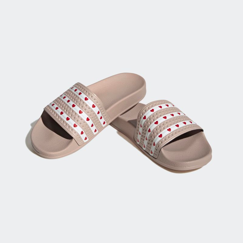adidas 26Q1 adidas ADILETTE W ワンダークォーツ/コアホワイト/ベタースカレット IG7612