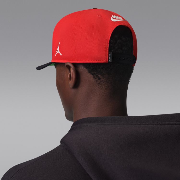 JORDAN BRAND SP26 U J PRO CAP S FB DC ESS 6PNL チリレッド/ケリーグリーン/セイル IF3508-673