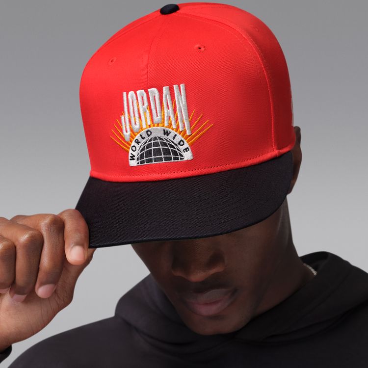 JORDAN BRAND SP26 U J PRO CAP S FB DC ESS 6PNL チリレッド/ケリーグリーン/セイル IF3508-673