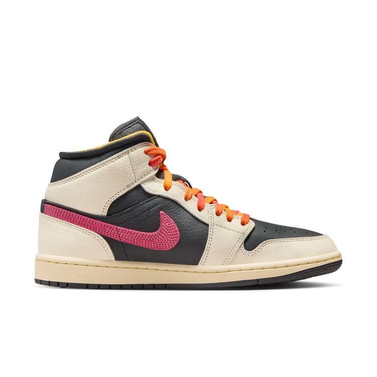 JORDAN BRAND SP26 WMNS AIR JORDAN 1 MID SE EDG ペールアイボリー/レーサーピンク-ブラック-モスリン IB7007-107