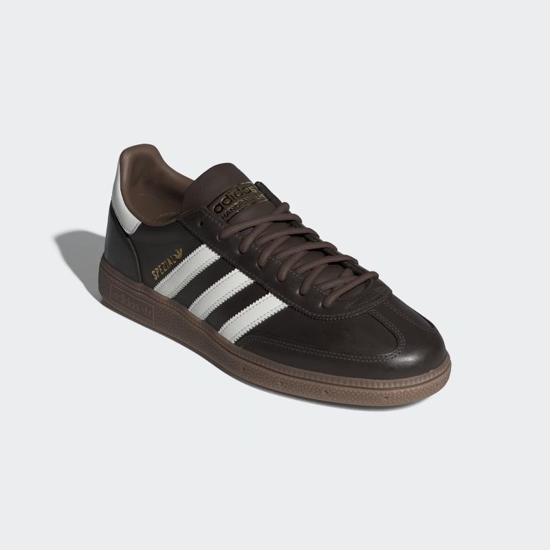 adidas 26Q2 adidas HANDBALL SPEZIAL ブラウン/コアホワイト/アースストラータ KI8581