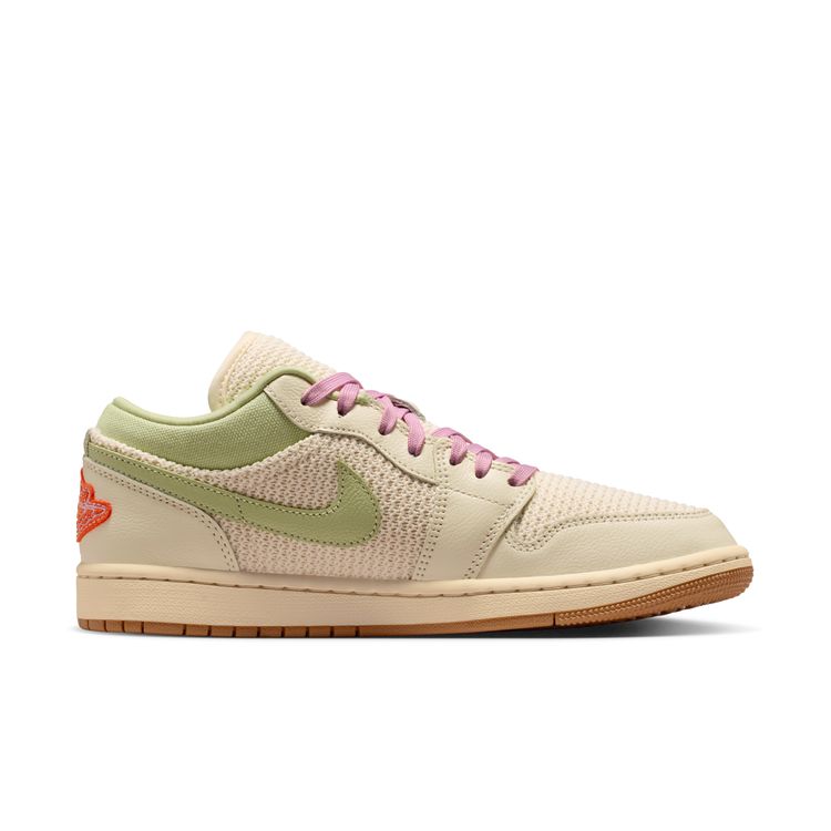 JORDAN BRAND SU26 WMNS AIR JORDAN 1 LOW SE セイル/アイスドカーマイン-オリーブオーラ-パールホワイト II0569-100