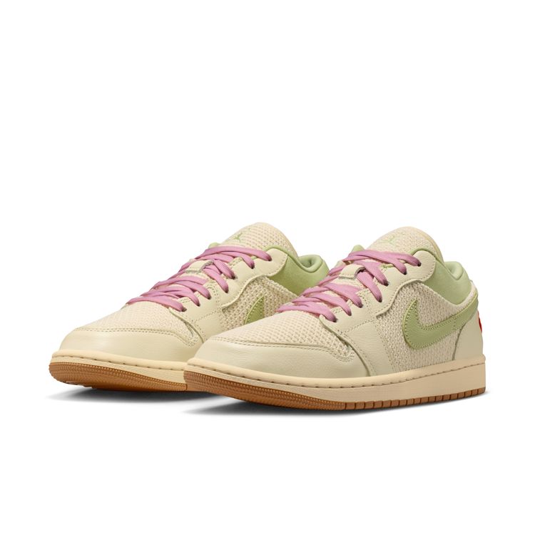 JORDAN BRAND SU26 WMNS AIR JORDAN 1 LOW SE セイル/アイスドカーマイン-オリーブオーラ-パールホワイト II0569-100