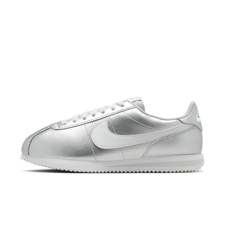 NIKE SU26 NIKE WMNS CORTEZ メタリックシルバー/ホワイト-グレーフォグ IR0042-001