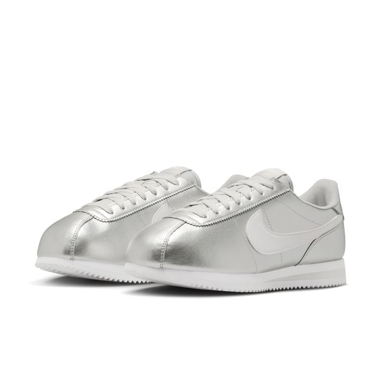 NIKE SU26 NIKE WMNS CORTEZ メタリックシルバー/ホワイト-グレーフォグ IR0042-001
