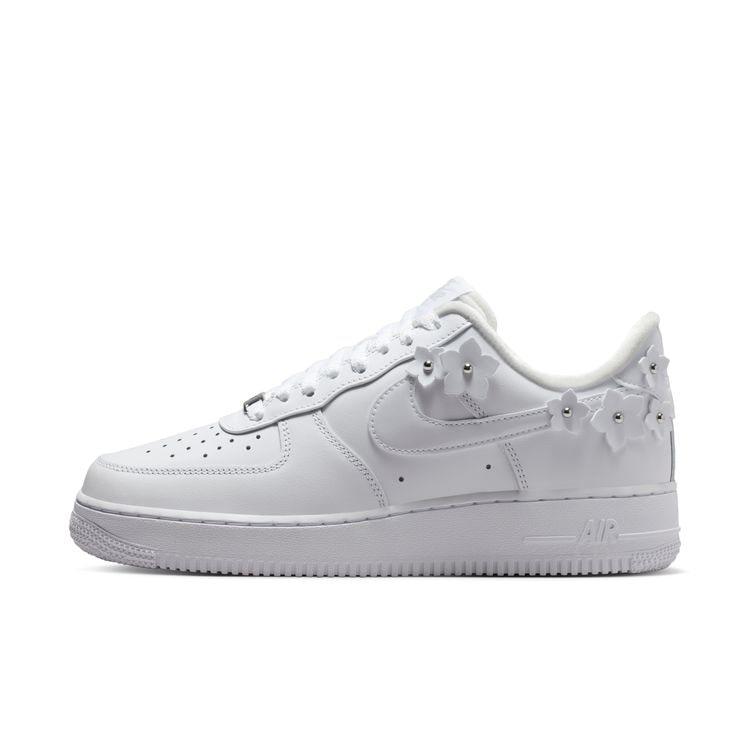 NIKE FA26 NIKE WMNS AIR FORCE 1 '07 ホワイト/ホワイト-ウルフグレー-メタリックシルバー IR8637-100