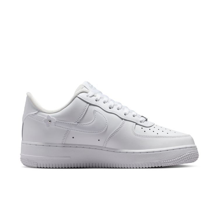 NIKE FA26 NIKE WMNS AIR FORCE 1 '07 ホワイト/ホワイト-ウルフグレー-メタリックシルバー IR8637-100