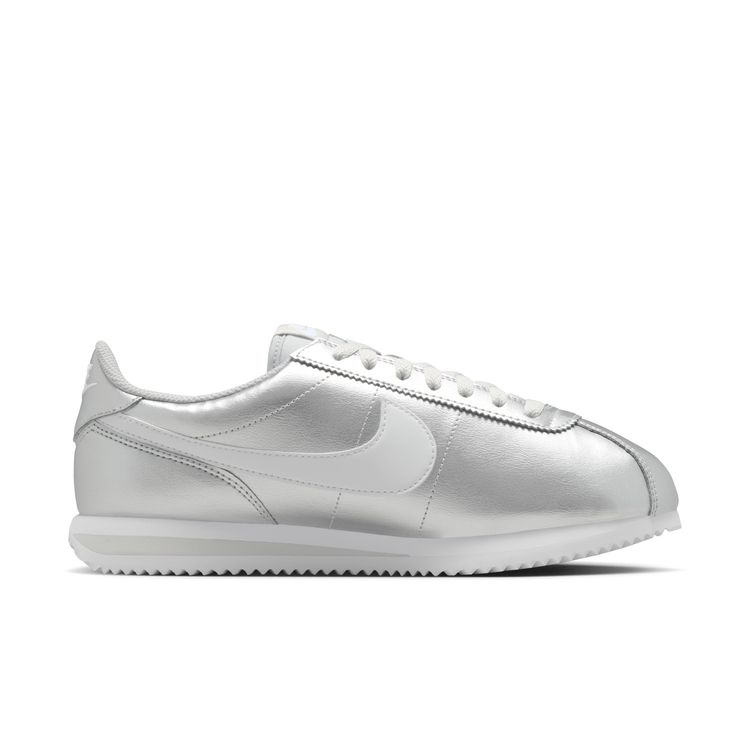 NIKE SU26 NIKE WMNS CORTEZ メタリックシルバー/ホワイト-グレーフォグ IR0042-001