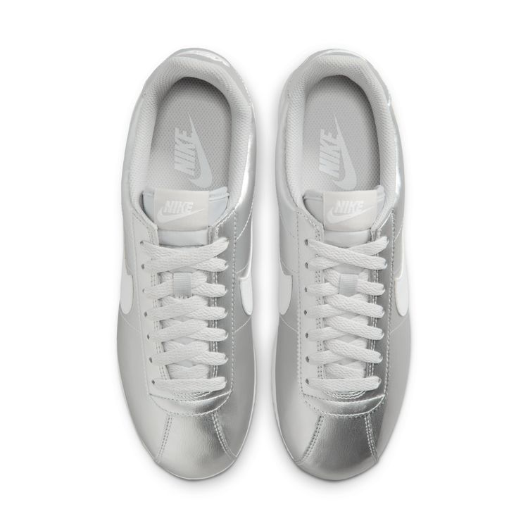 NIKE SU26 NIKE WMNS CORTEZ メタリックシルバー/ホワイト-グレーフォグ IR0042-001