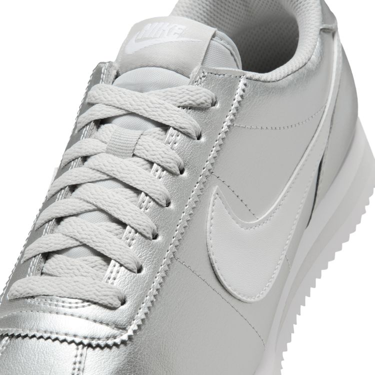 NIKE SU26 NIKE WMNS CORTEZ メタリックシルバー/ホワイト-グレーフォグ IR0042-001
