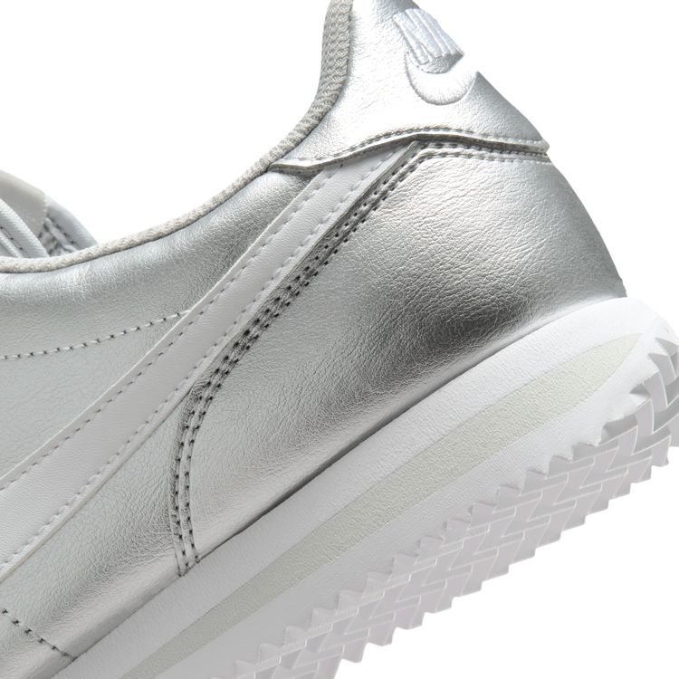 NIKE SU26 NIKE WMNS CORTEZ メタリックシルバー/ホワイト-グレーフォグ IR0042-001