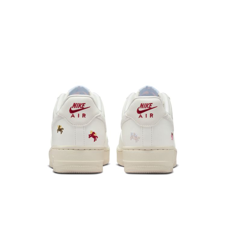 NIKE SP26 NIKE WMNS AIR FORCE 1 '07 セイル/ファントム-ファントム-チームクリムゾン IQ1143-100