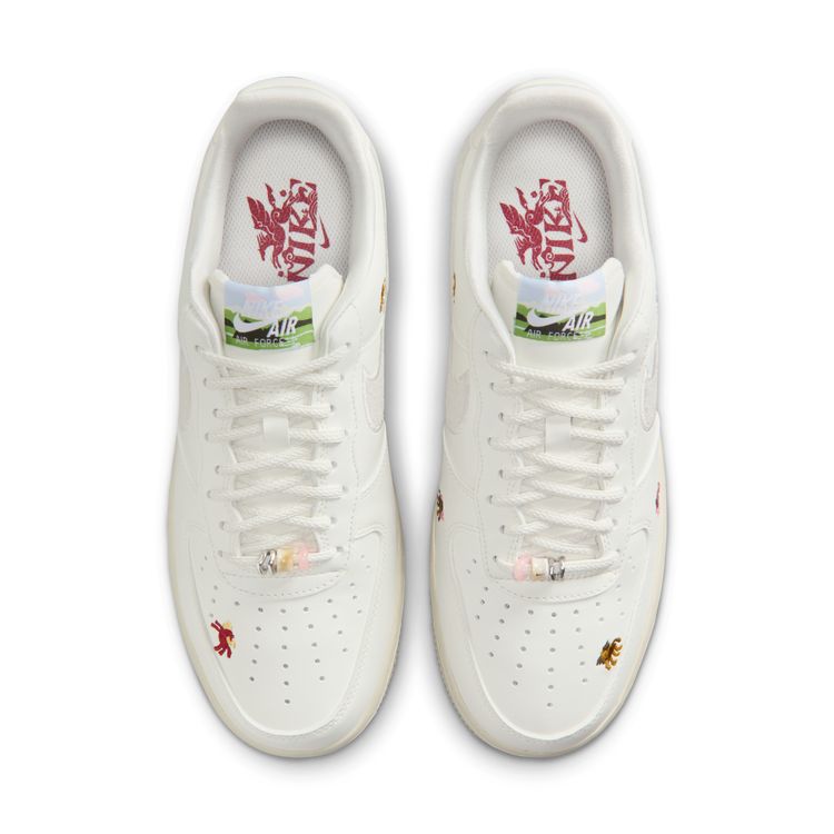 NIKE SP26 NIKE WMNS AIR FORCE 1 '07 セイル/ファントム-ファントム-チームクリムゾン IQ1143-100
