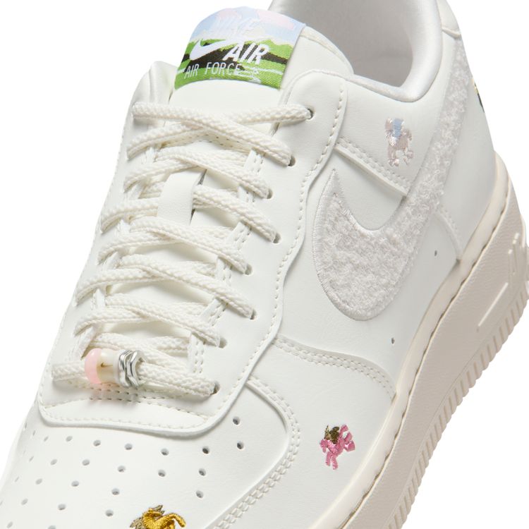 NIKE SP26 NIKE WMNS AIR FORCE 1 '07 セイル/ファントム-ファントム-チームクリムゾン IQ1143-100