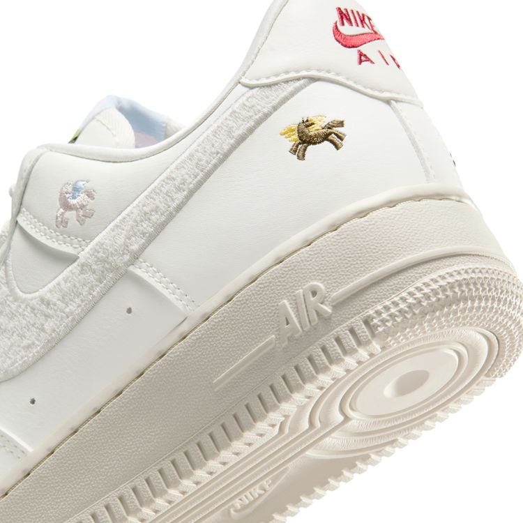 NIKE SP26 NIKE WMNS AIR FORCE 1 '07 セイル/ファントム-ファントム-チームクリムゾン IQ1143-100