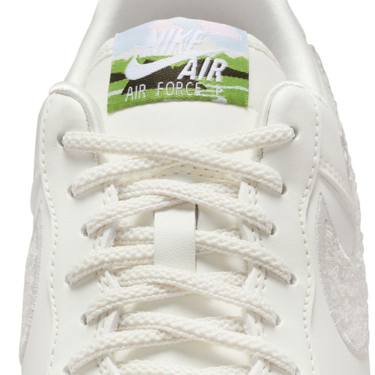 NIKE SP26 NIKE WMNS AIR FORCE 1 '07 セイル/ファントム-ファントム-チームクリムゾン IQ1143-100