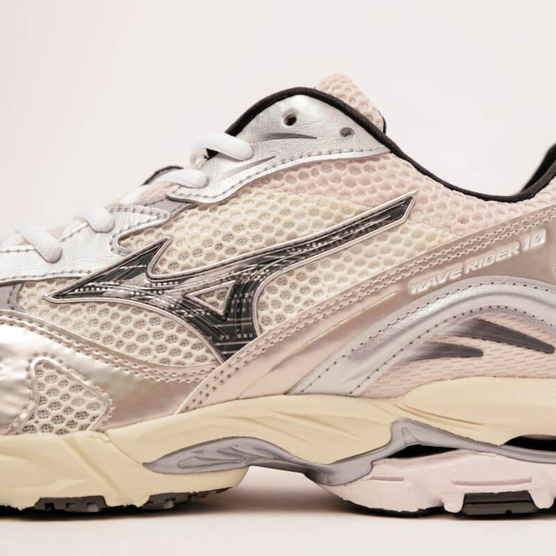 【セール30%OFF】MIZUNO 25SS WAVE RIDER 10 11:オフホワイト×ブラック×レッド D1GA243111 