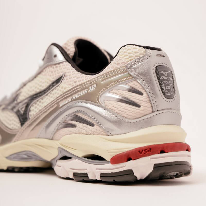 【セール30%OFF】MIZUNO 25SS WAVE RIDER 10 11:オフホワイト×ブラック×レッド D1GA243111 