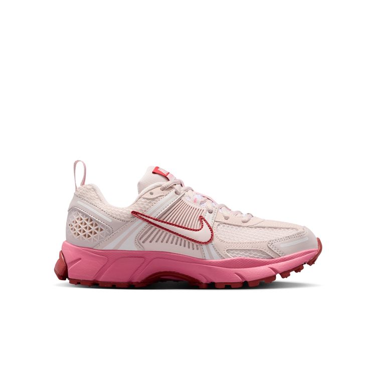 NIKE SP26 NIKE VOMERO 5 GS シルトレッド/シルトレッド-ピオニー-チームクリムゾン HF6998-601