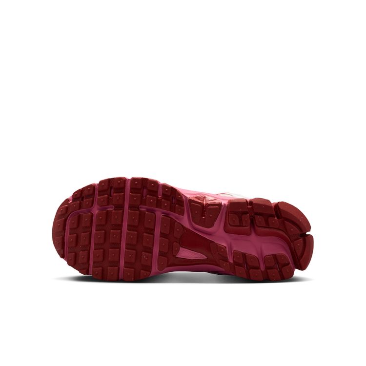 NIKE SP26 NIKE VOMERO 5 GS シルトレッド/シルトレッド-ピオニー-チームクリムゾン HF6998-601