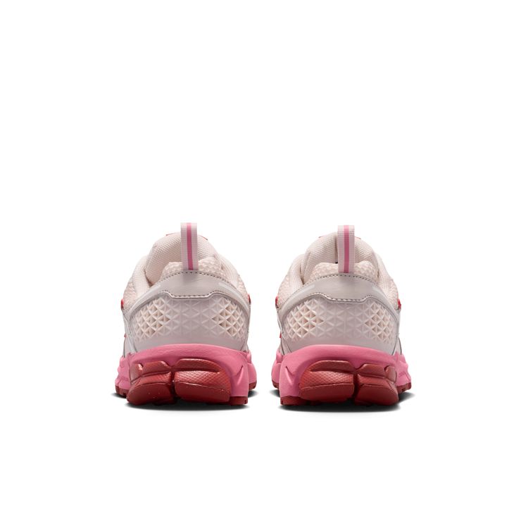 NIKE SP26 NIKE VOMERO 5 GS シルトレッド/シルトレッド-ピオニー-チームクリムゾン HF6998-601