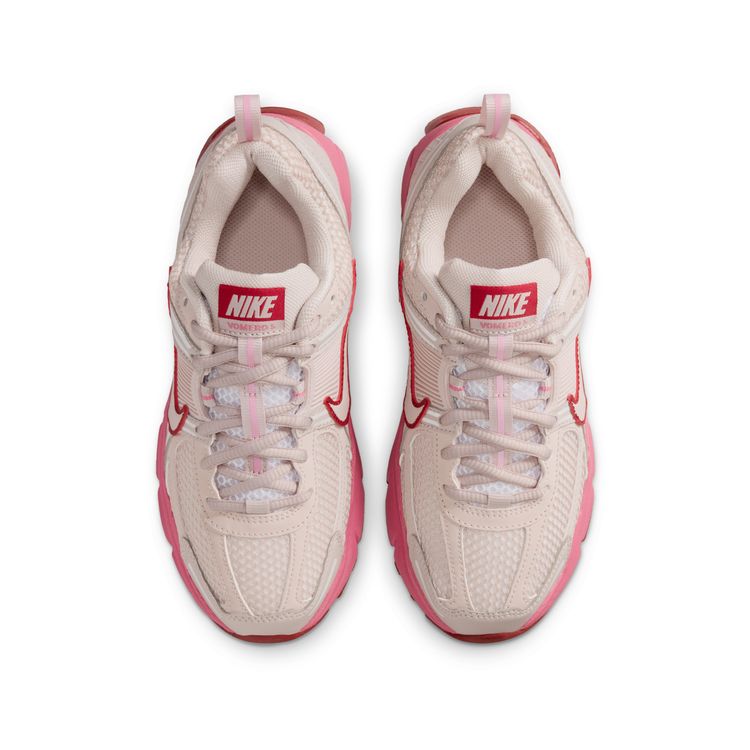NIKE SP26 NIKE VOMERO 5 GS シルトレッド/シルトレッド-ピオニー-チームクリムゾン HF6998-601