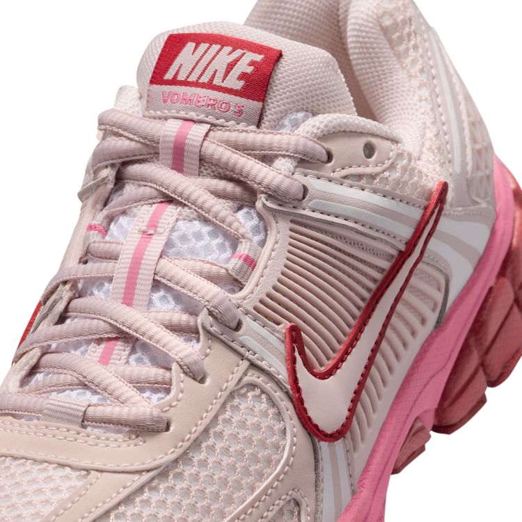 NIKE SP26 NIKE VOMERO 5 GS シルトレッド/シルトレッド-ピオニー-チームクリムゾン HF6998-601
