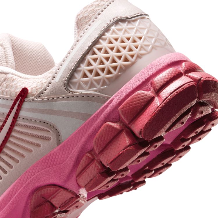 NIKE SP26 NIKE VOMERO 5 GS シルトレッド/シルトレッド-ピオニー-チームクリムゾン HF6998-601
