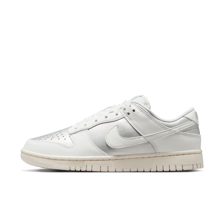NIKE SU25 NIKE WMNS DUNK LOW NEXT NATURE メタリック プラチナ/サミットホワイト-ペールアイボリー IB7311-001