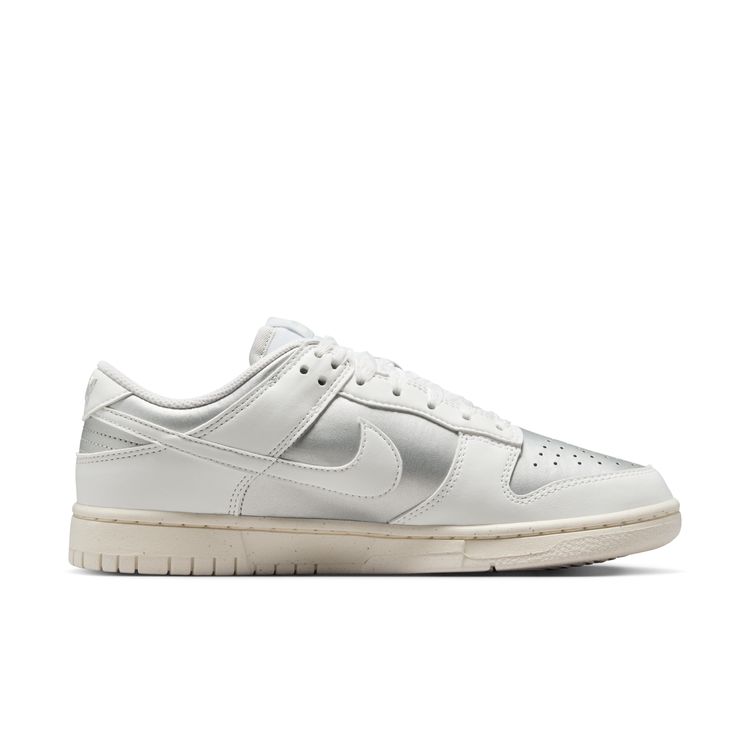 NIKE SU25 NIKE WMNS DUNK LOW NEXT NATURE メタリック プラチナ/サミットホワイト-ペールアイボリー IB7311-001