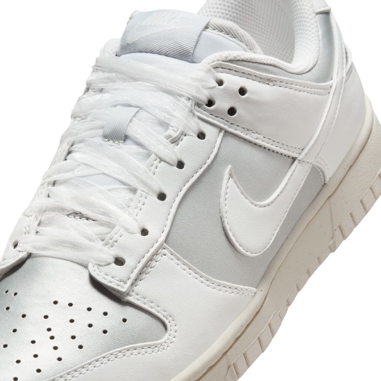 NIKE SU25 NIKE WMNS DUNK LOW NEXT NATURE メタリック プラチナ/サミットホワイト-ペールアイボリー IB7311-001