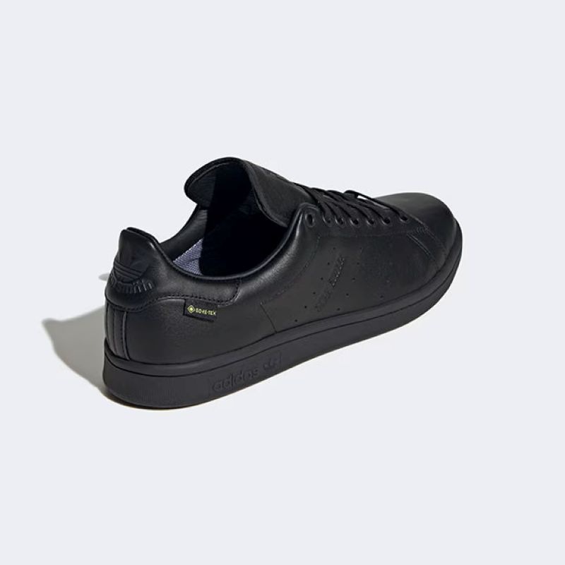 adidas 26Q3 6/11 adidas STAN SMITH GTX コアブラック/コアブラック/フットウェアホワイト JR3329