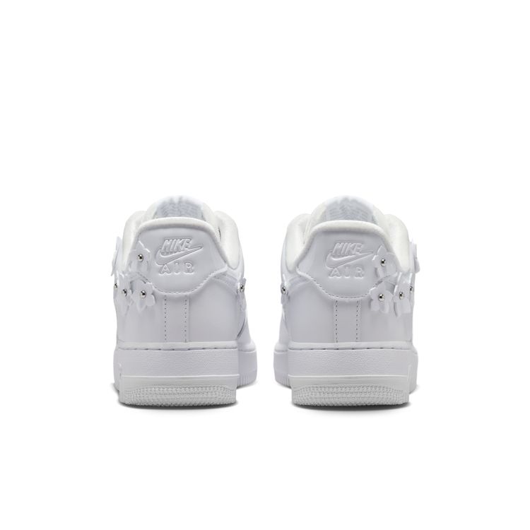 NIKE FA26 NIKE WMNS AIR FORCE 1 '07 ホワイト/ホワイト-ウルフグレー-メタリックシルバー IR8637-100