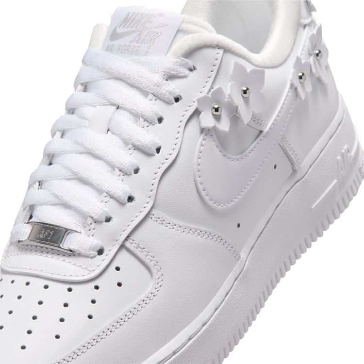 NIKE FA26 NIKE WMNS AIR FORCE 1 '07 ホワイト/ホワイト-ウルフグレー-メタリックシルバー IR8637-100