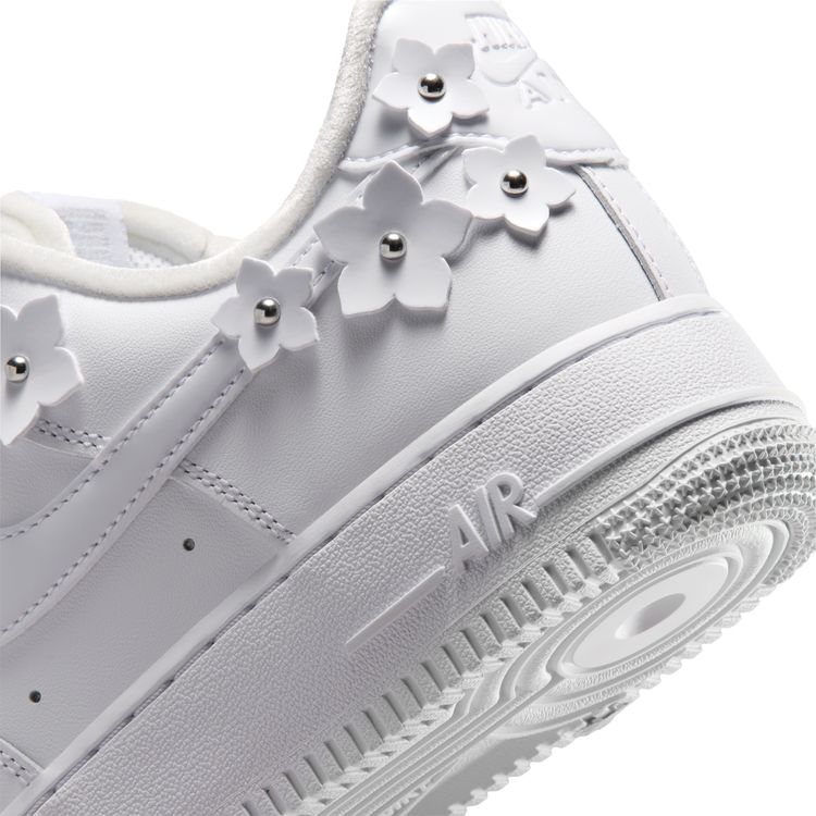 NIKE FA26 NIKE WMNS AIR FORCE 1 '07 ホワイト/ホワイト-ウルフグレー-メタリックシルバー IR8637-100