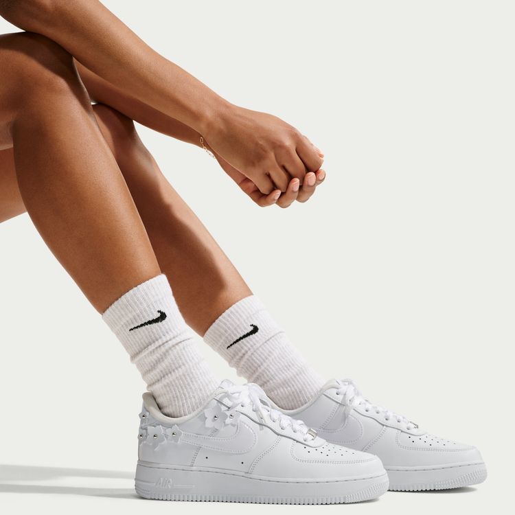 NIKE FA26 NIKE WMNS AIR FORCE 1 '07 ホワイト/ホワイト-ウルフグレー-メタリックシルバー IR8637-100