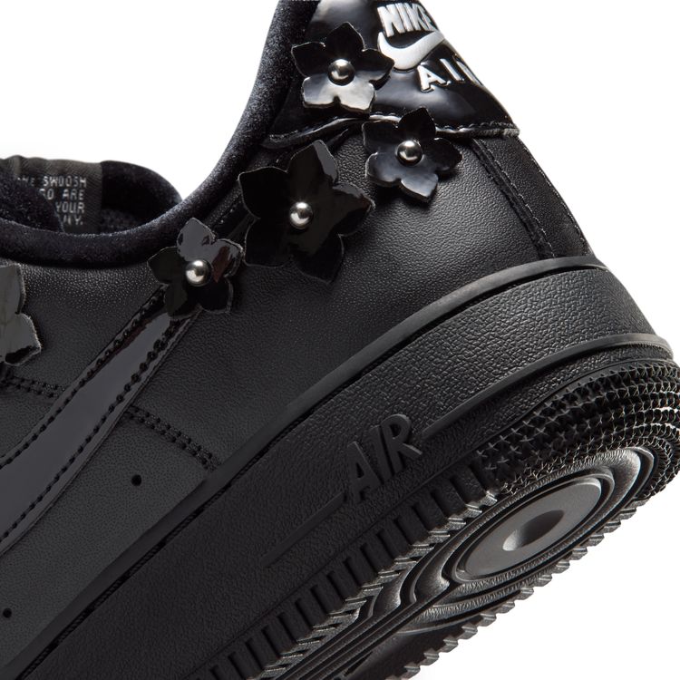 NIKE FA26 NIKE WMNS AIR FORCE 1 '07 ブラック/ブラック-オフノワール-メタリックシルバー IR8637-001
