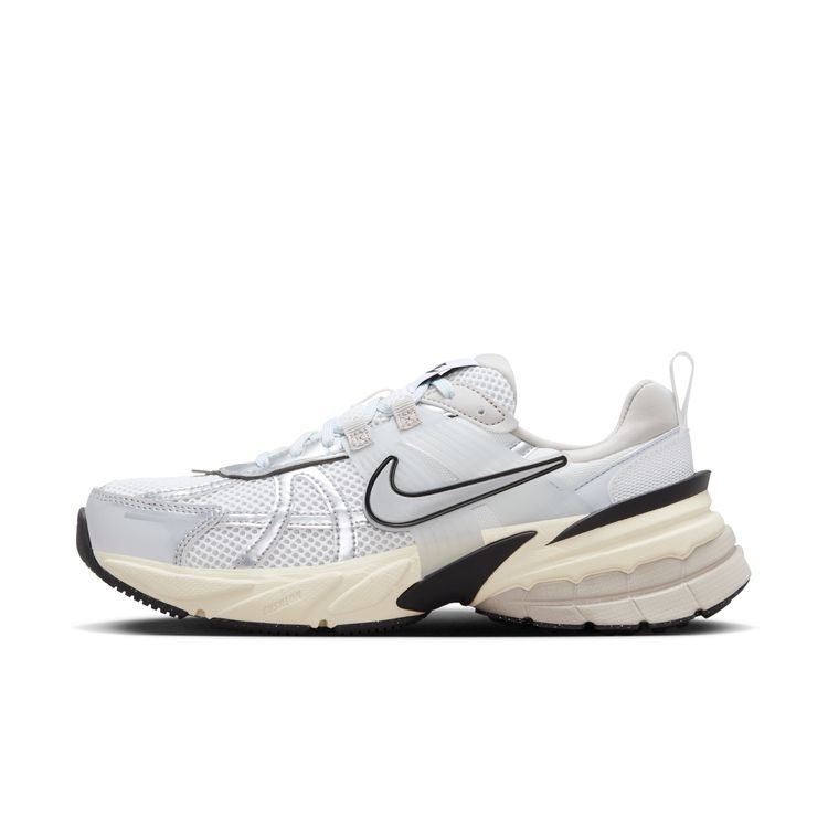 【23-26cm企画】NIKE C/O Women's V2K Run FD0736-100 サミットホワイト/メタリックシルバー